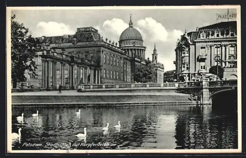 AK Potsdam, Stadtschloss mit Karpfenteich