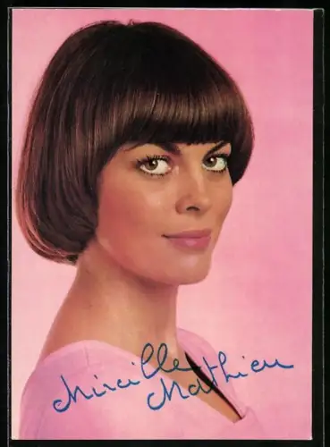 AK Musikerin Mireille Mathieu in Kamera blickend, Autograph