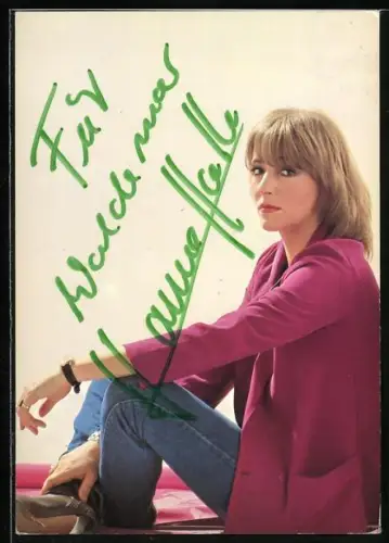 AK Musikerin Hanne Haller an Wand angelehnt sitzend, Autograph