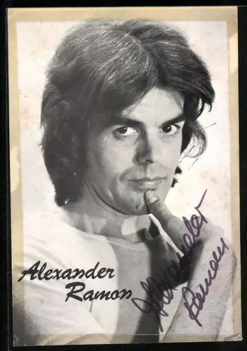 AK Musiker Alexander Ramon mit Daumen am Kinn, Autograph