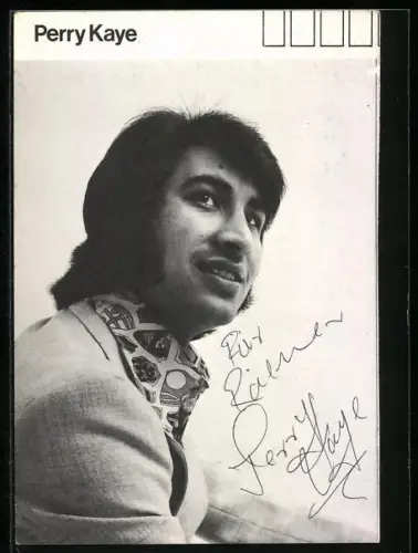 AK Musiker Perry Kay lächelt über die Kamera hinweg, Autograph