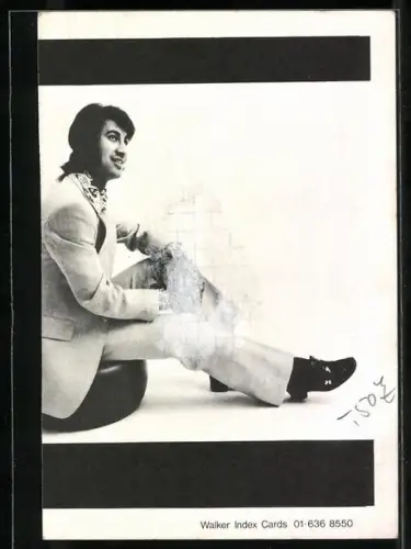 AK Musiker Perry Kay lächelt über die Kamera hinweg, Autograph