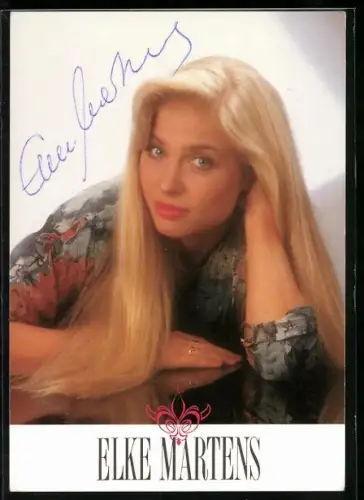 AK Musikerin Elke Martens mit Hand im blonden Haar, Autograph