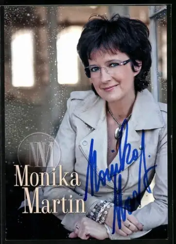 AK Musikerin Monika Martin im Trenchcoat, Autograph