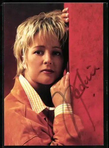 AK Musikerin Nadine Norell an samtene Wand geschmiegt, Autograph