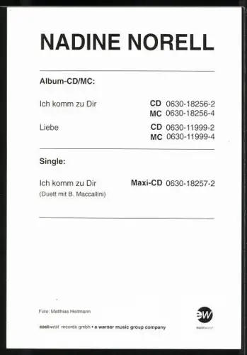 AK Musikerin Nadine Norell an samtene Wand geschmiegt, Autograph