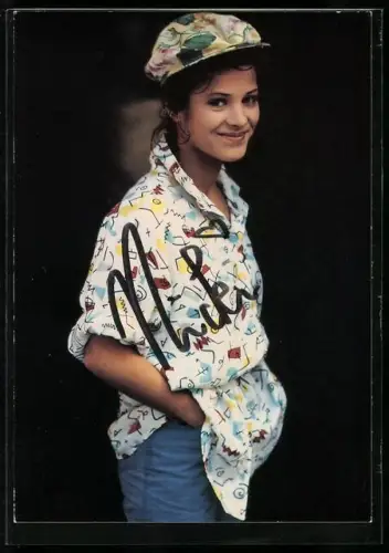 AK Musikerin Nicki in bunt illustrierter Bluse, Autograph