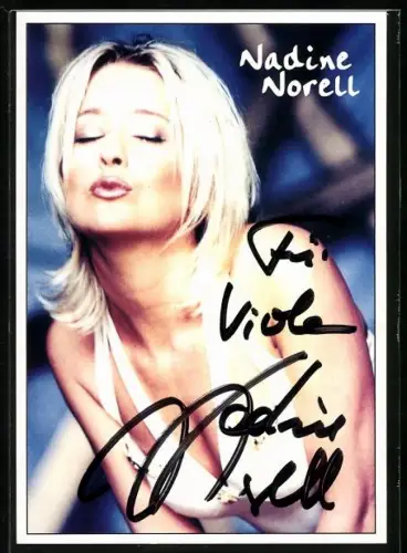 AK Musikerin Nadine Norell mit Kussmund und geschlossenen Augen, Autograph