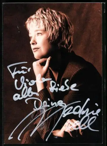 AK Musikerin Nadine Norell mit auf der Faust abgestütztem Gesicht, Autograph