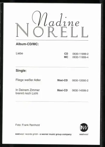 AK Musikerin Nadine Norell mit auf der Faust abgestütztem Gesicht, Autograph