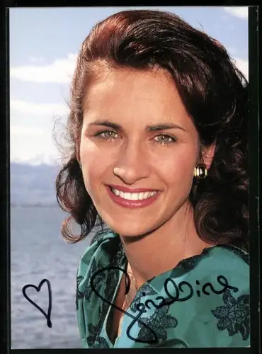 AK Portrait Musikerin Geraldine Olivier vor dem Meer, Autograph