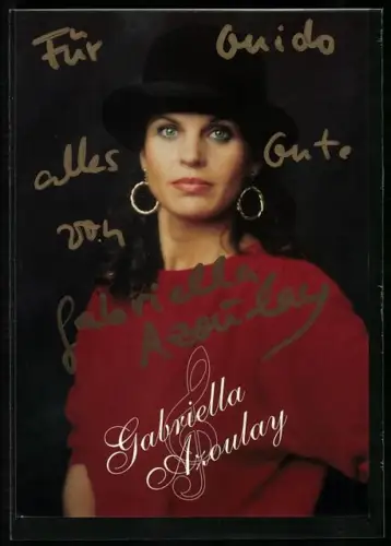AK Musikerin Gabriella Azoulay in rotem Pullover und runden Ohrringen, Autograph
