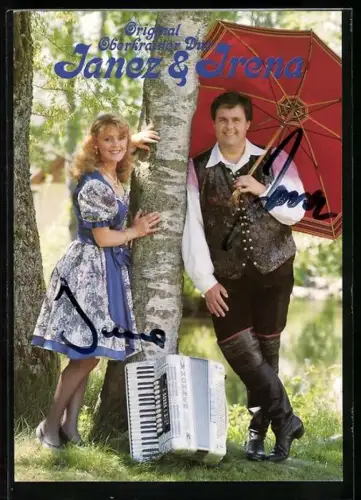 AK Musiker Janes und Irena am Baum mit ihrem Akkordeon, Autograph