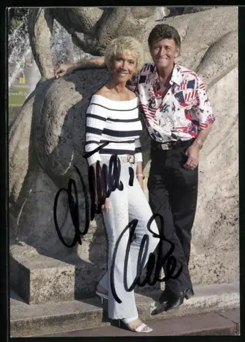 AK Musiker Nina und Mike an Denkmal lehnend, Autograph