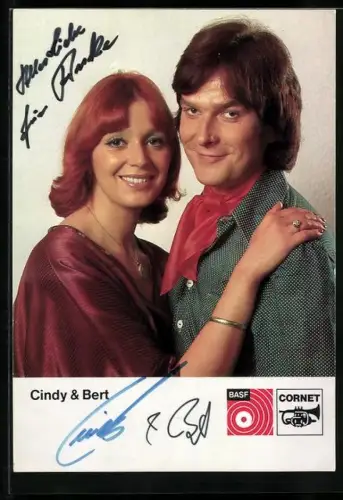 AK Musiker-Duo Cindy und Bert lächeln in die Kamera, Autographen