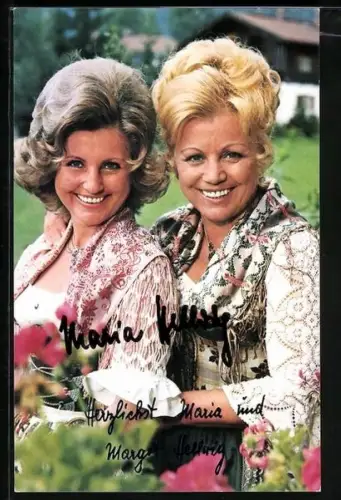 AK Sängerinnen-Duo Maria und Margot Hellwig vor einem Bauernhof, Autograph