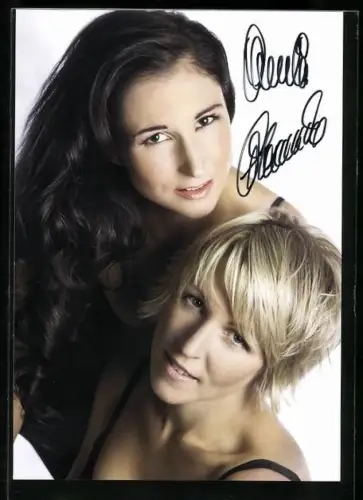 AK Sängerinnen-Duo Anita und Alexandra Hofmann schauen in die Kamera, Autograph