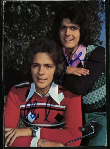 AK Musiker-Duo Phil und John schauen beide in die Kamera, Autographen