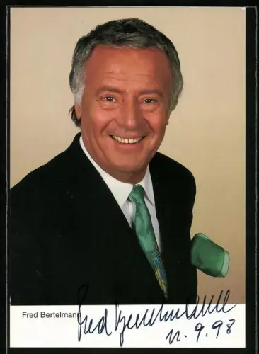 AK Musiker Fred Bertelmann im schwarzen Anzug und grüner Krawatte, Autograph