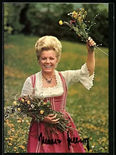 AK Musikerin Maria Hellwig auf Blumenwiese, Autograph