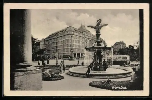 AK Bratislava, Strassenpartie mit Brunnen
