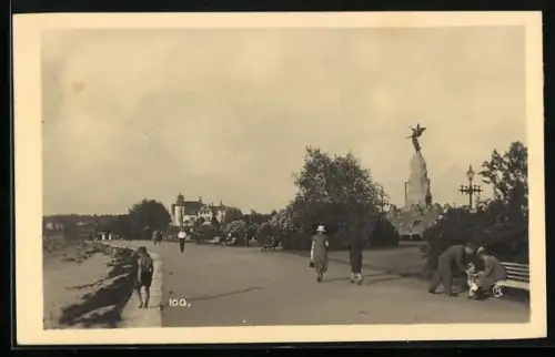 AK Tallinn, Partie Am Ufer mit Russalka-Denkmal