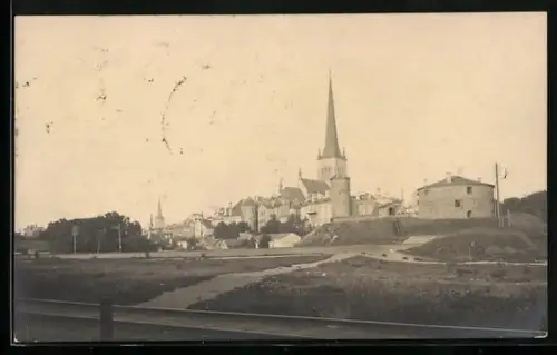 AK Tallinn, Ortsansicht mit Olaikirche und Bahngleisen