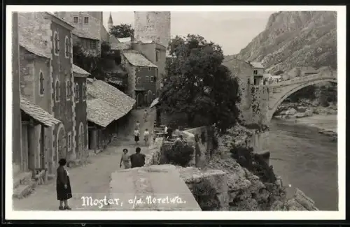 AK Mostar a. d. Neretwa, Strassenpartie mit Wohngebäuden und Bogenbrücke