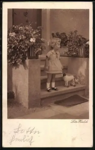 Foto-AK Lotte Herrlich: An der Tür, Mädchen steht auf Treppe