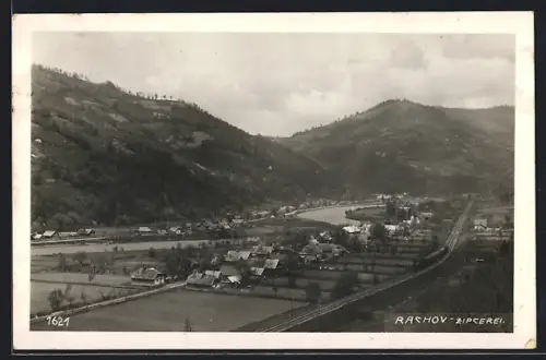 AK Rachov, Ortsansicht mit Eisenbahnstrecke