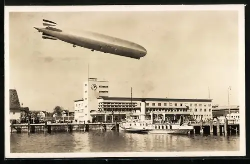 AK Friedrichshafen, Luftschiff Graf Zeppelin über dem Hafenbahnhof