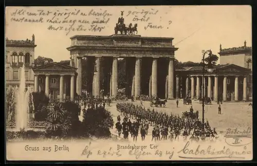 AK Berlin, Brandenburger Tor mit Soldaten