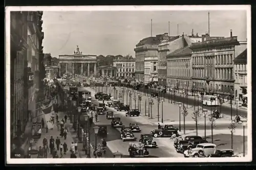 AK Berlin, Brandenburger Tor mit Strasse Unter den Linden