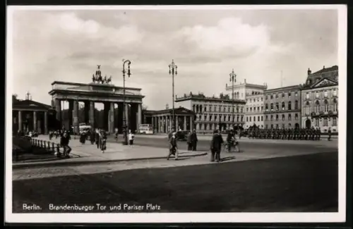 AK Berlin, Brandenburger Tor und Pariser Platz