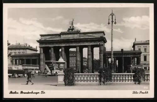 AK Berlin, Brandenburger Tor mit Bussen