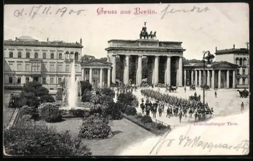 AK Berlin, Brandenburger Tor mit Soldatenaufmarsch