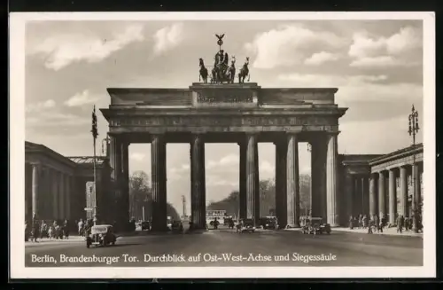 AK Berlin, Autodurchfahrt durchs Brandenburger Tor, Blick auf Ost-West-Achse und Siegessäule