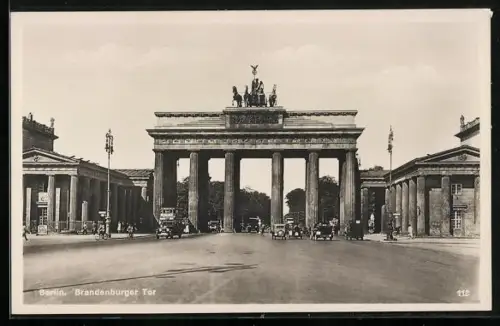AK Berlin, Autoverkehr am Brandenburger Tor