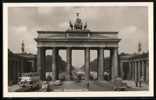 AK Berlin, Brandenburger Tor, Partie mit Kraftfahrzeugen