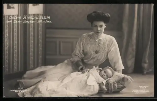 AK Kronprinzessin Cecilie mit ihrem jüngsten Söhnchen auf dem Boden