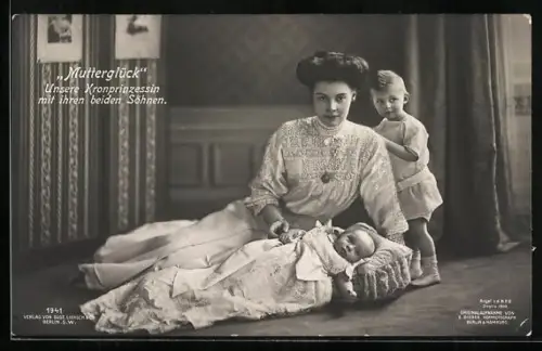 AK Mutterglück, Kronprinzessin Cecilie mit ihren beiden Söhnen, Baby liegt auf einem Kissen