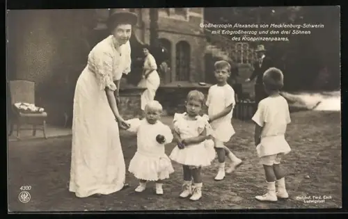 AK Grossherzogin Alexandra von Mecklenburg-Schwerin mit Erbgrossherzog und den Söhnen des Kronprinzenpaares