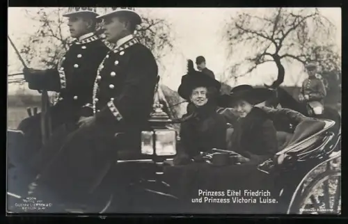 AK Prinzessin Eitel Friedrich und Victoria Louise Herzogin von Braunschweig in der Pferdekutsche