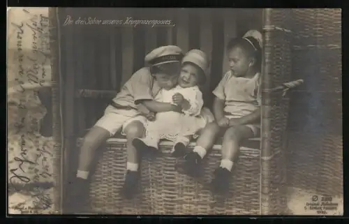 AK Die drei Söhne unseres Kronprinzenpaares, die Prinzen Wilhelm, Louis Ferdinand und Hubertus in einem Strandkorb
