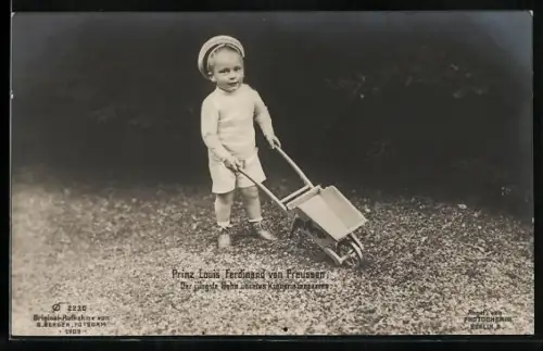 AK Prinz Louis Ferdinand von Preussen mit einer Schubkarre