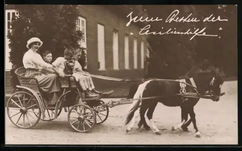 AK Kronprinzessin Cecilie mit ihren Kindern in einer Kutsche