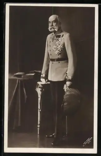 AK Kaiser Franz Josef I. von Österreich am Tisch stehend