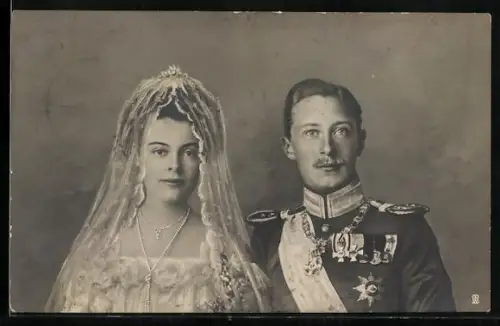 AK Das Brautpaar, Kronprinzessin Cecilie im Hochzeitskleid & Gatte in Uniform