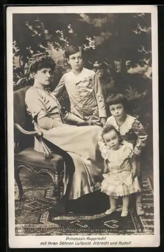 AK Prinzessin Rupprecht von Bayern mit ihren Söhnen Luitpold, Albrecht und Rudolf