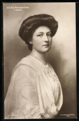 AK Frau Prinzessin Franz von Bayern mit dunklem Haar in weisser Bluse
